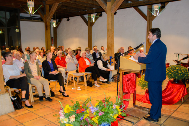 Bürgermeister Kiemel hält ein Grüßwort