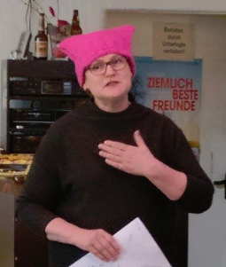 Leni Breymaier setzt die pinke Pussyhat-Mütze auf zur Unterstreichung ihrer Forderung, dass man sich erkämpfte Freiheite